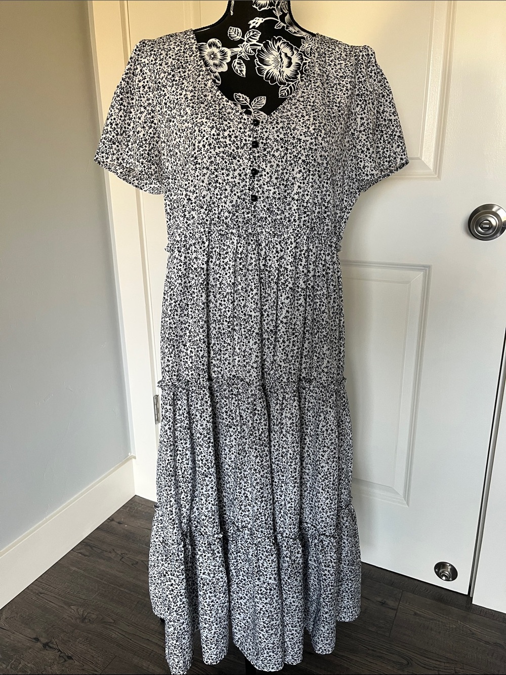 Women's Black & White Floral Tiered Midi Dress